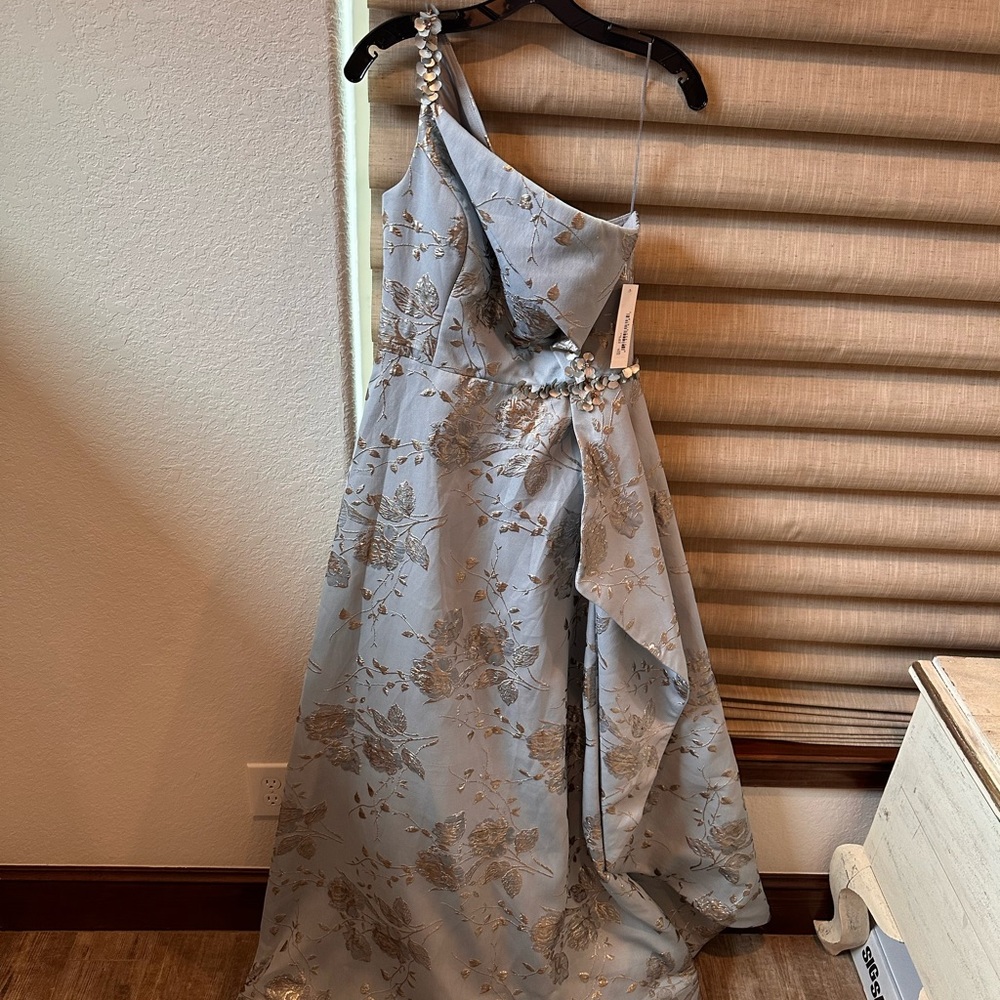 Teri Jon gown size 6 never worn, new with tag